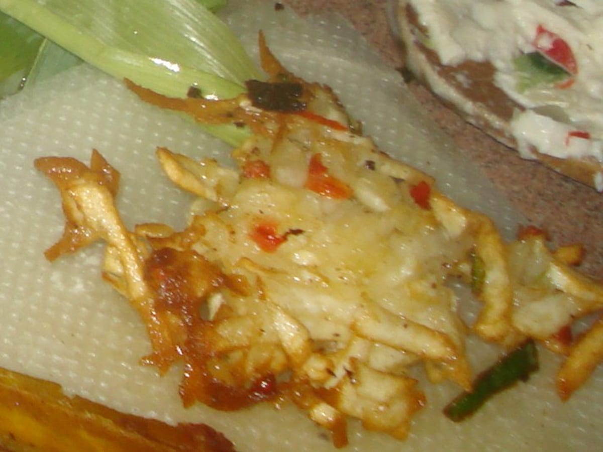 Acrás orientales, tortitas fritas de ocumo rallado, servidas junto a pan casero