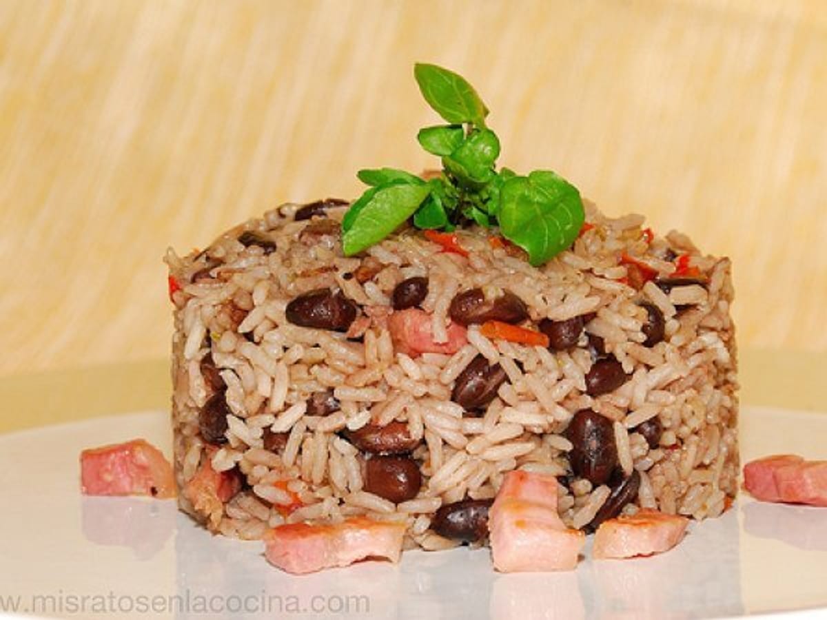 Plato de congrí, arroz con caraotas negras y trozos de cochino, con tiras de pimentón