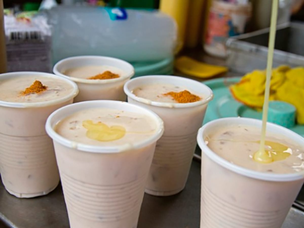 Vaso de chicha de pasta zuliana servido con hielo, leche condensada y canela