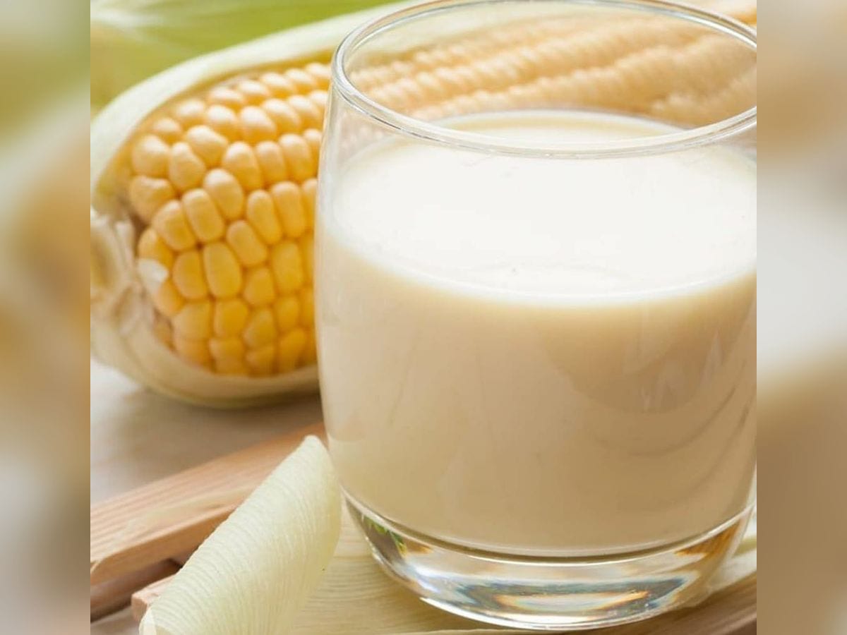 Chicha zuliana de maíz servida en vaso grande con canela molida y leche condensada por encima