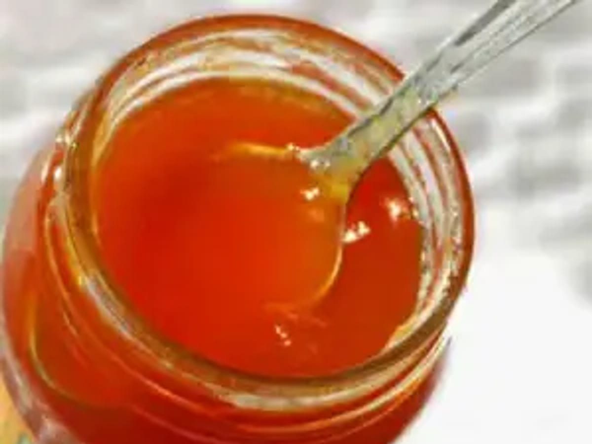 Cristal de guayaba servido en un frasco de vidrio con una cuchara