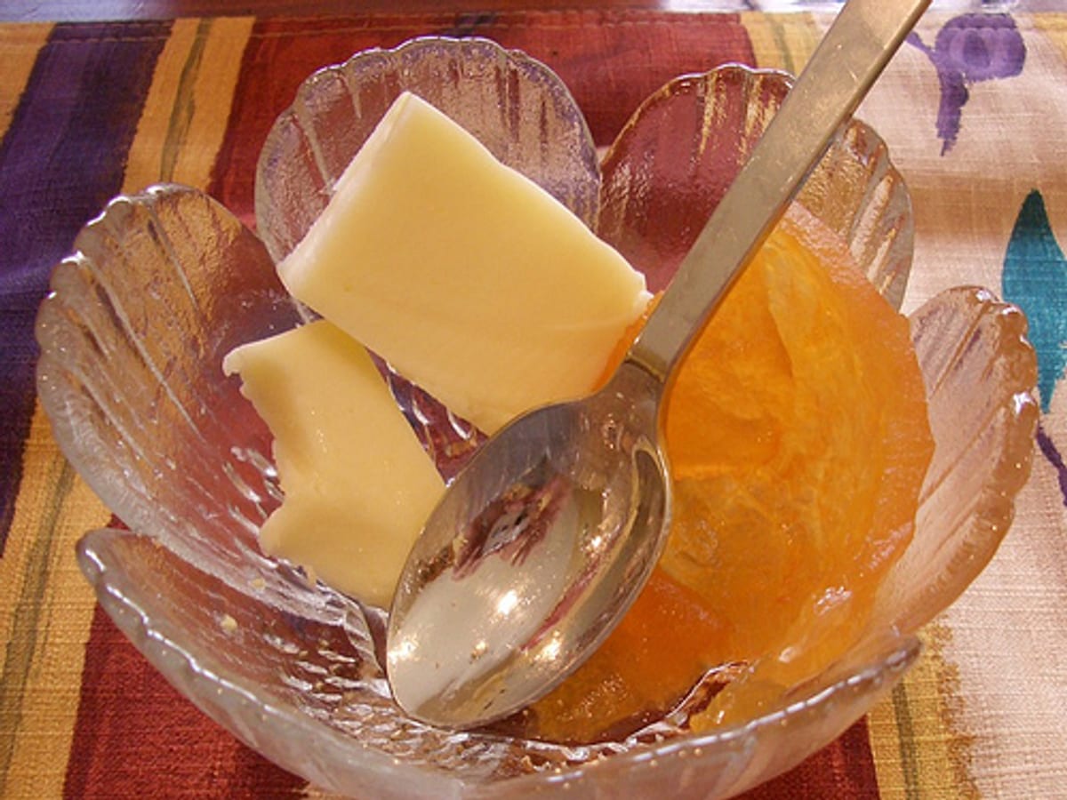 Dulce de toronja en almíbar servido con trozos de queso blanco