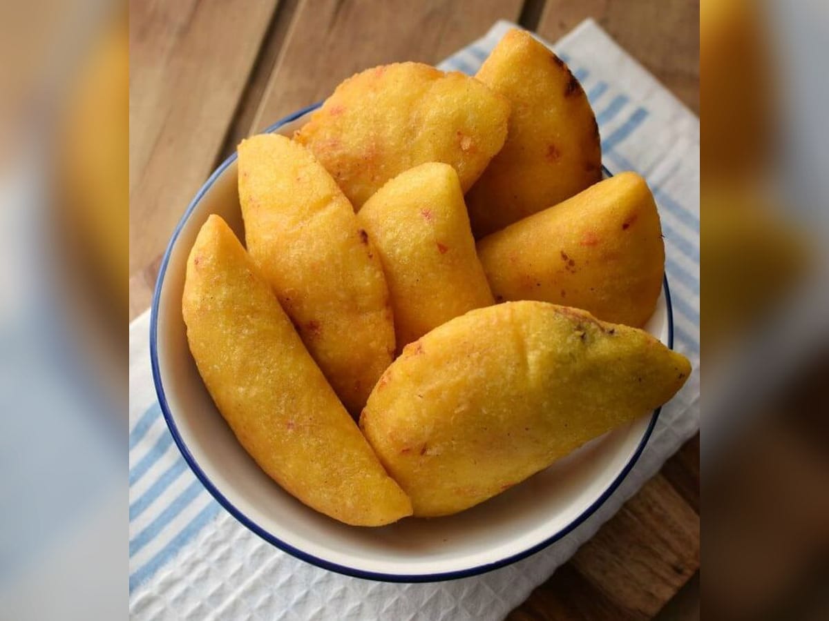 Empanadas de queso venezolanas fritas y doradas sobre papel absorbente