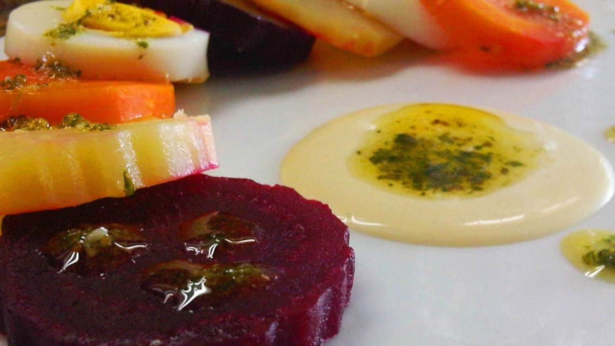 Ensalada de ruedas zuliana con rodajas de papa, zanahoria, remolacha, huevo, cebolla y tomate