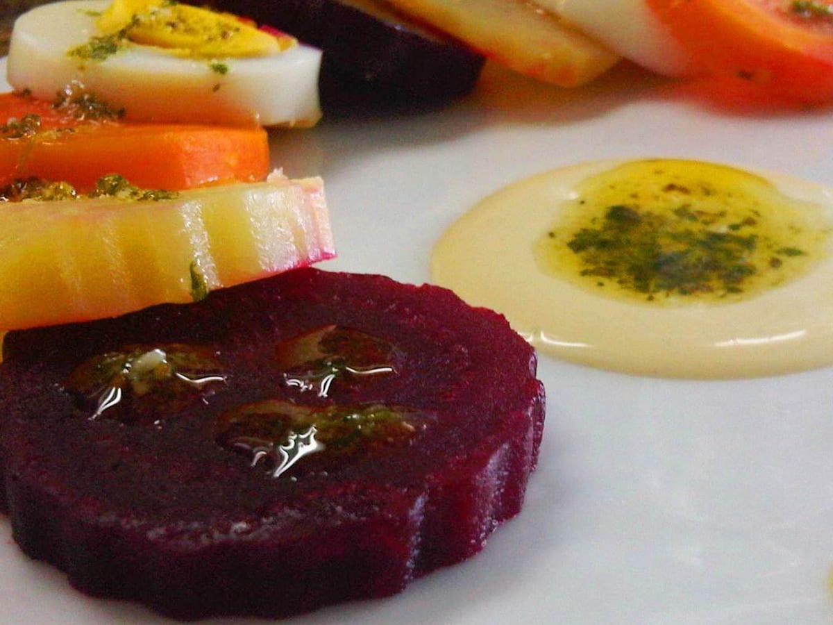 Ensalada de ruedas zuliana con rodajas de papa, zanahoria, remolacha, huevo, cebolla y tomate