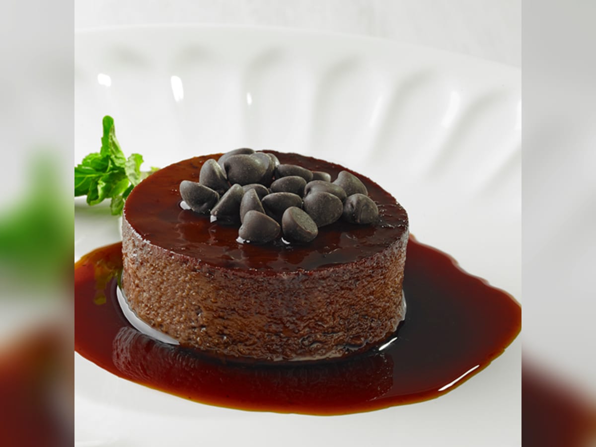 Flan de cacao desmoldado con caramelo líquido escurriendo por los lados