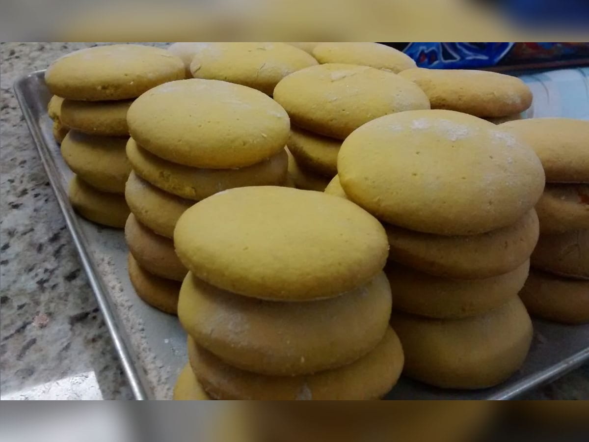 Galletas de huevo zulianas apiladas sobre una bandeja