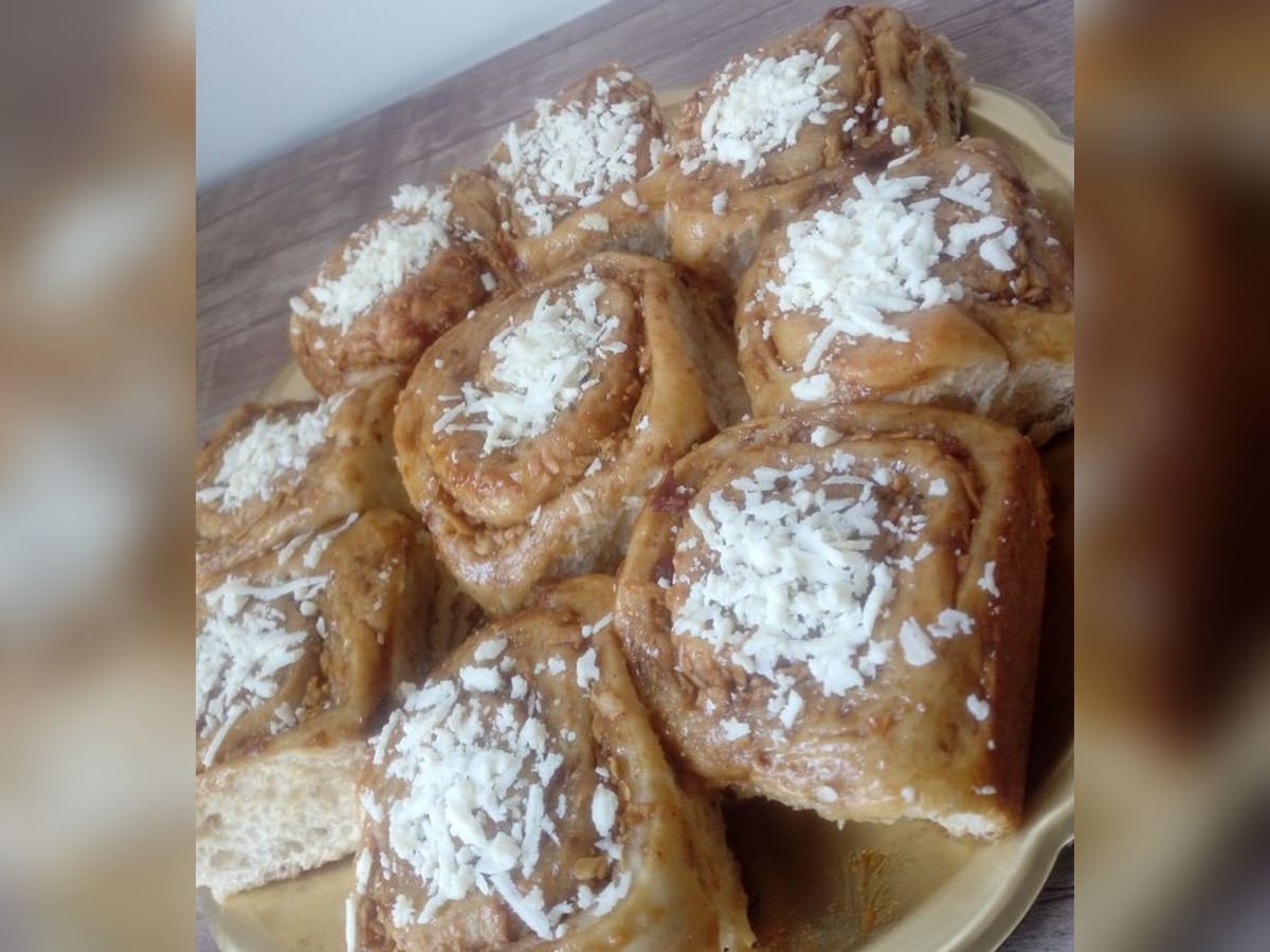 Golfeados melosos bañados en papelón y espolvoreados con queso blanco rallado