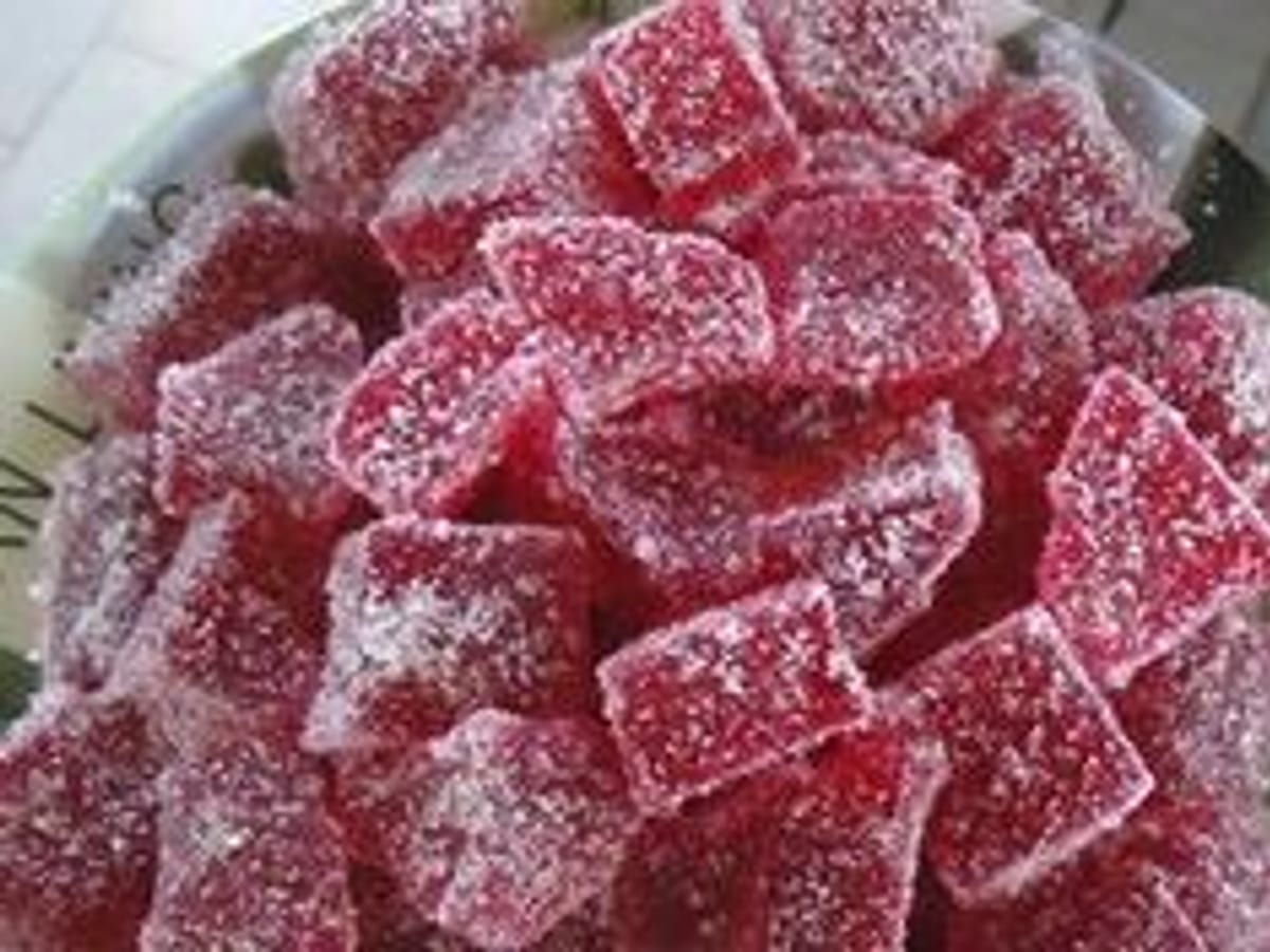 Gomitas caseras de mora cortadas en cuadros y cubiertas de azúcar