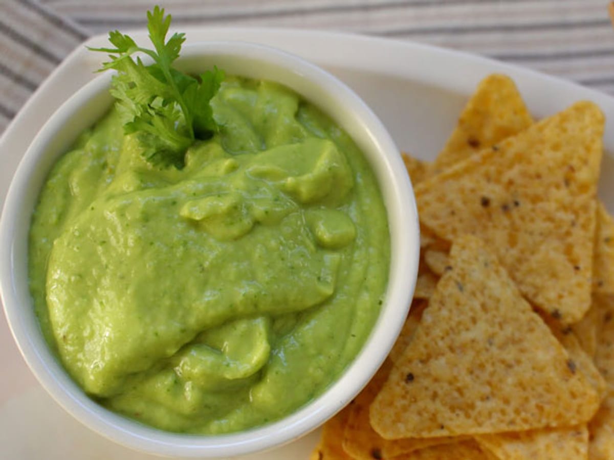 Guasacaca de mango verde en un envase, lista para acompañar parrillas