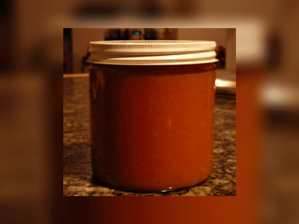 Frasco cerrado de mermelada de guayaba casera sobre una mesada