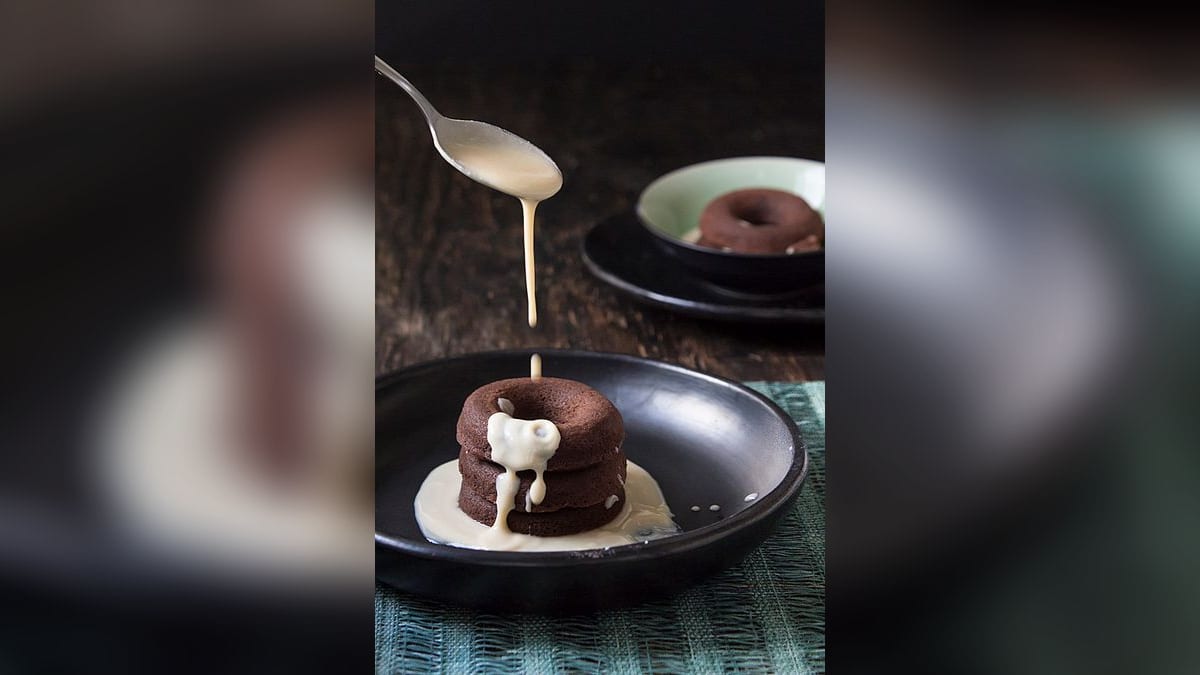 Porción de negro en camisa, bizcocho de chocolate bañado en crema inglesa