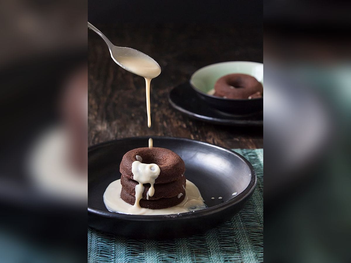 Porción de negro en camisa, bizcocho de chocolate bañado en crema inglesa