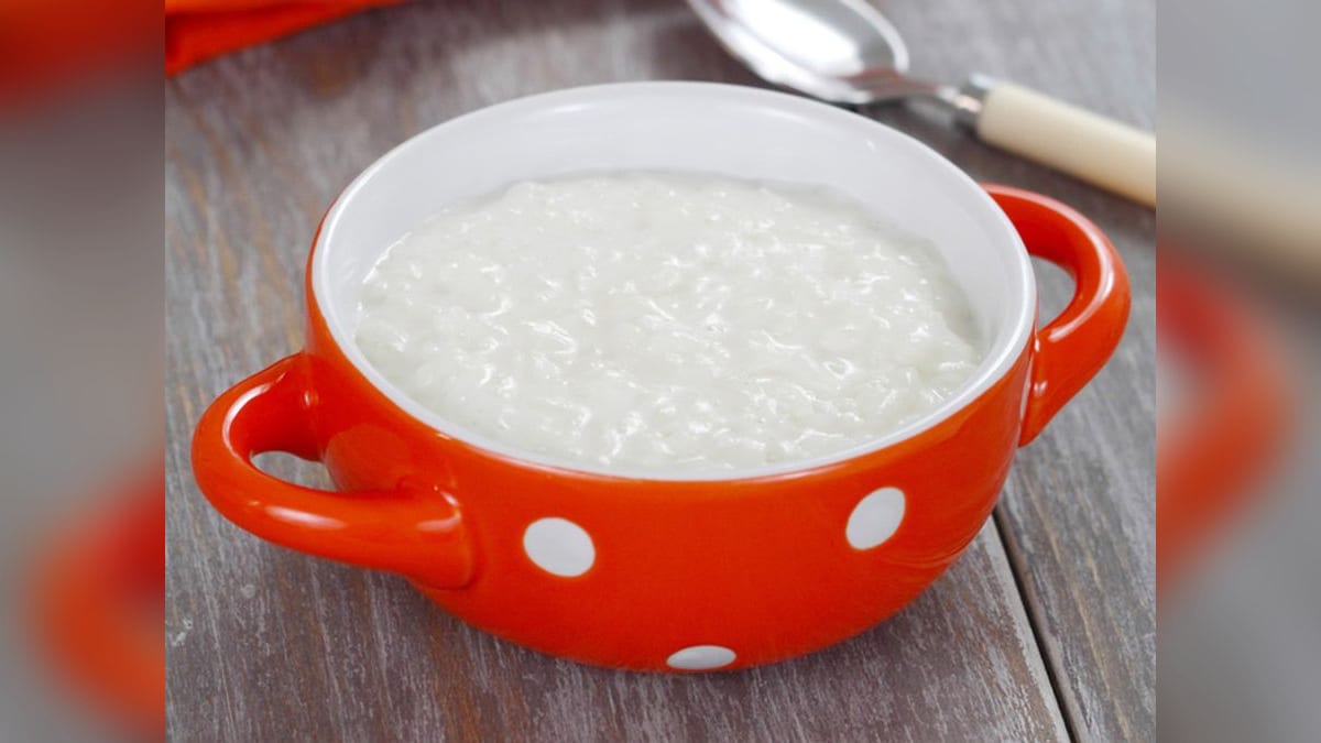 Papilla de arroz servida en un tazón de cerámica con lunares blancos