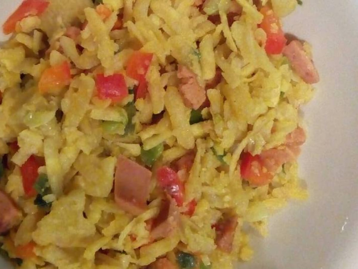 Perico maracucho de plátano verde machacado con huevo revuelto en un plato