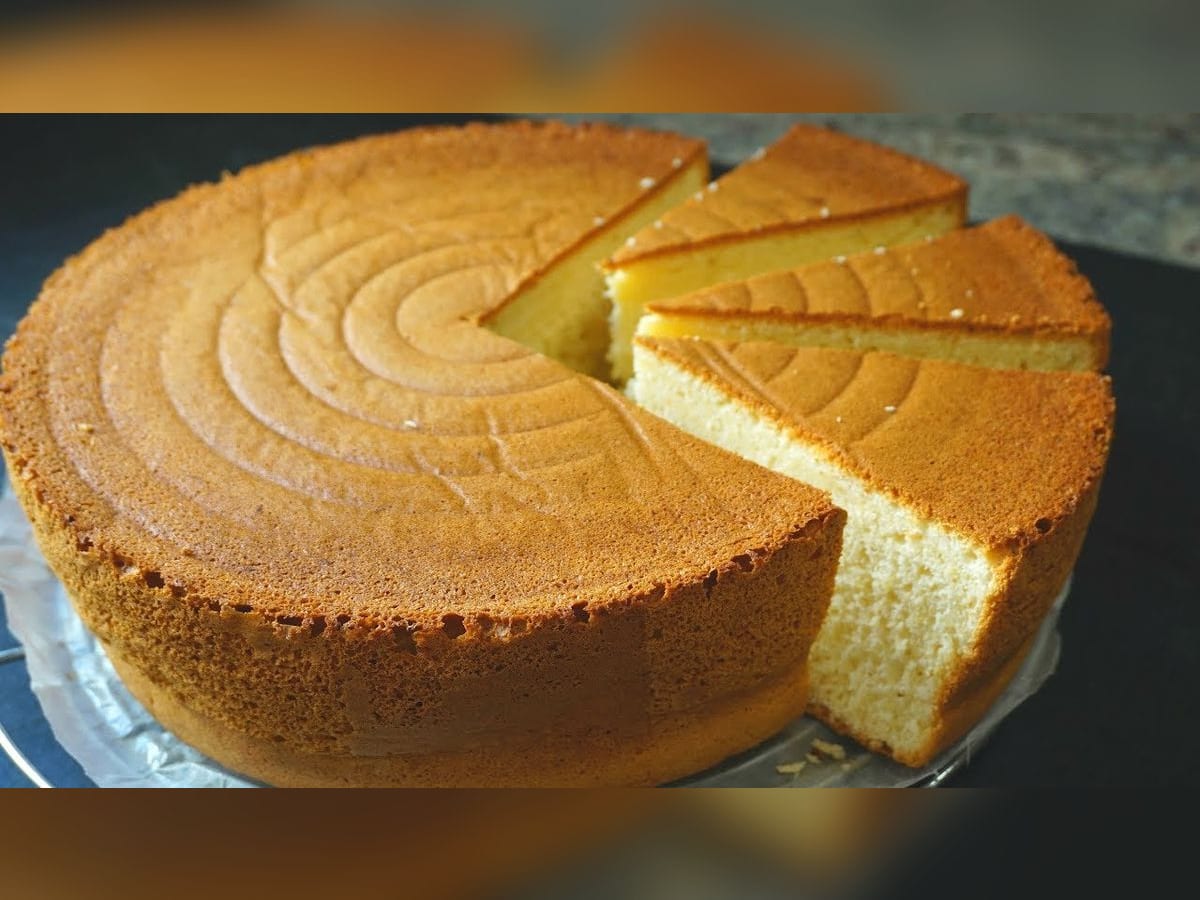 Ponque básico horneado y cortado en porciones triangulares, mostrando su miga esponjosa