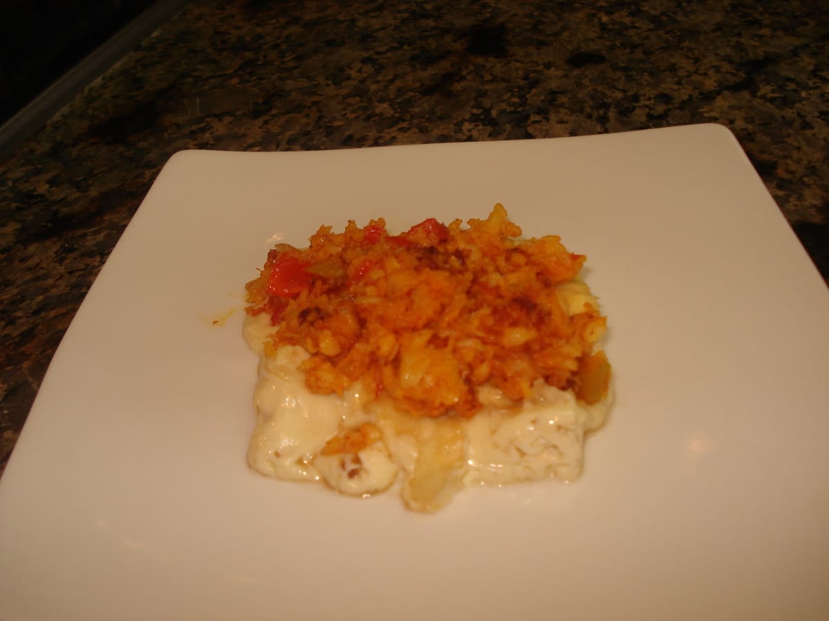 Queso blanco dorado a la plancha relleno con mojito en coco, servido en un plato
