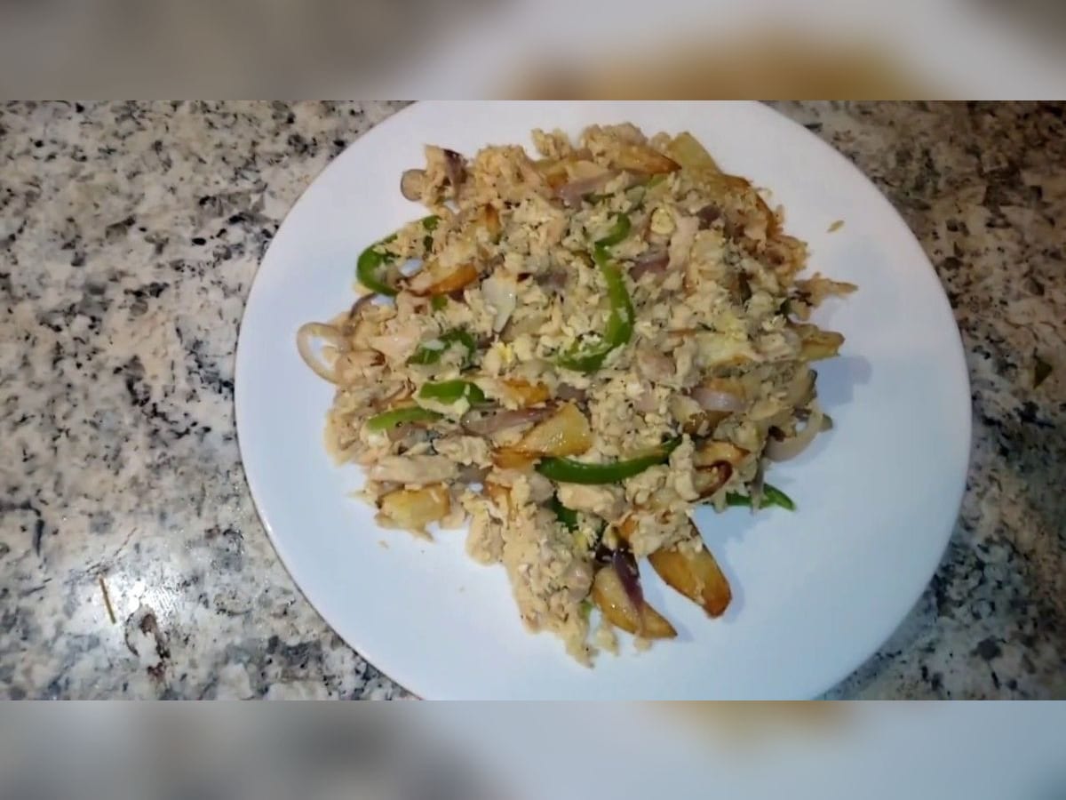 Revuelto de atún con huevo servido en un plato, con guarnición de yuca y plátano