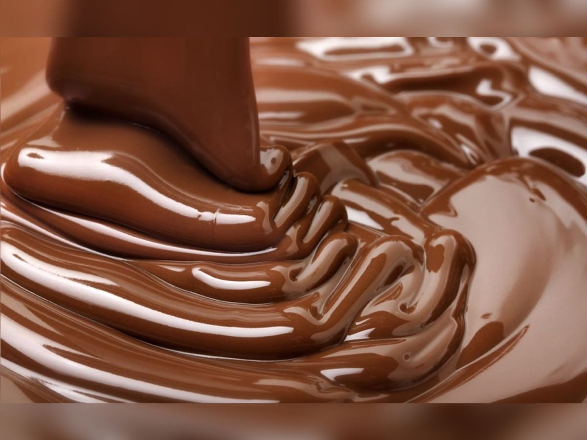 Salsa de cacao espesa y brillante servida en un recipiente