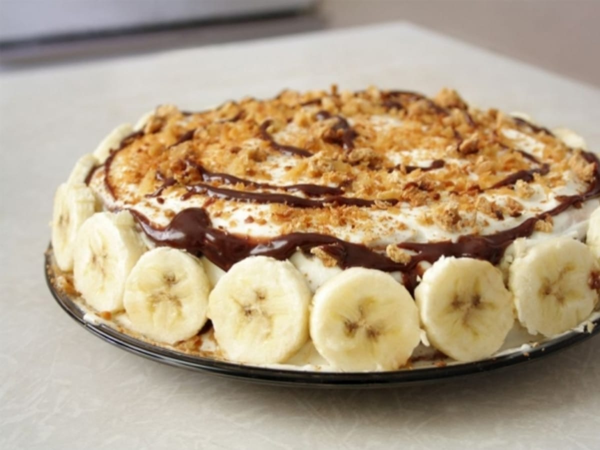 Torta de cambur y ron cubierta con glaseado de queso crema