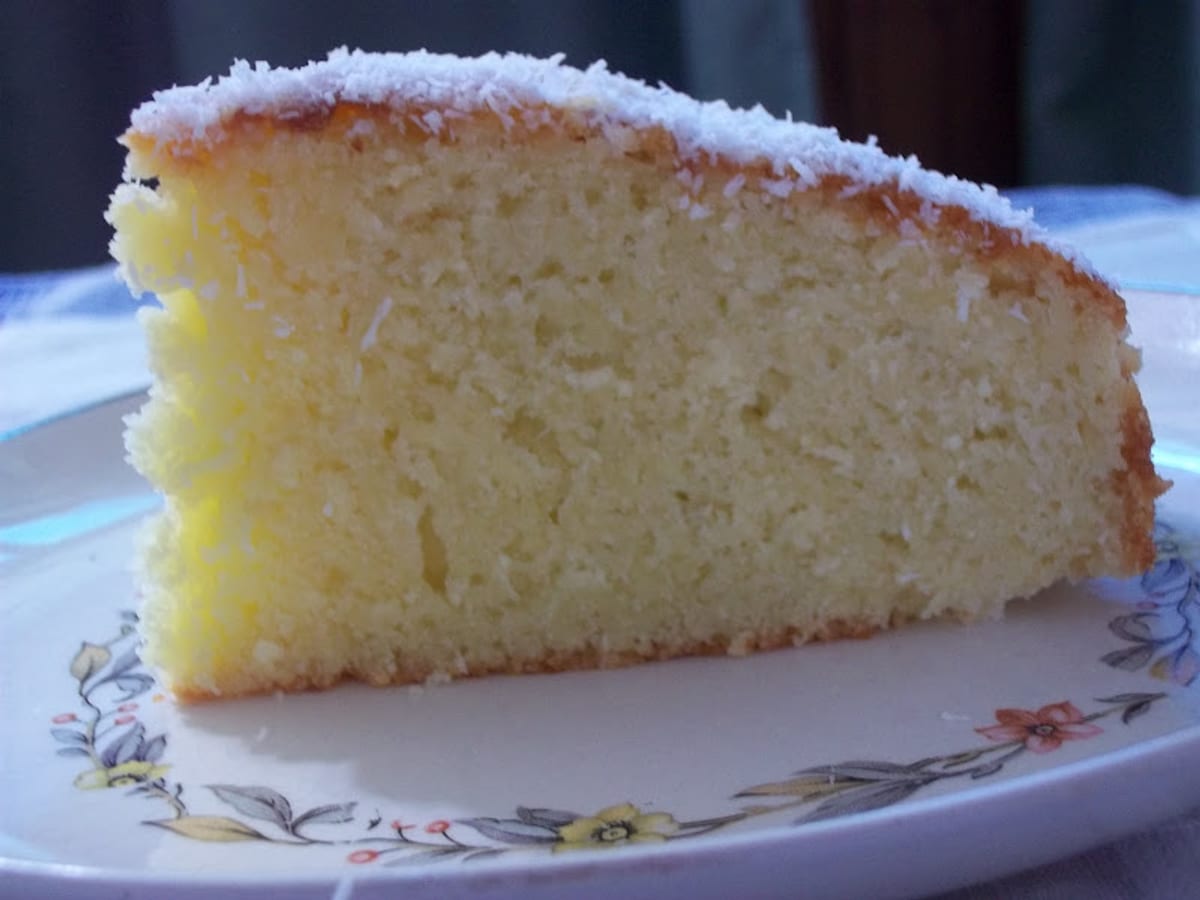 Torta de coco esponjosa recién horneada, cubierta con coco rallado