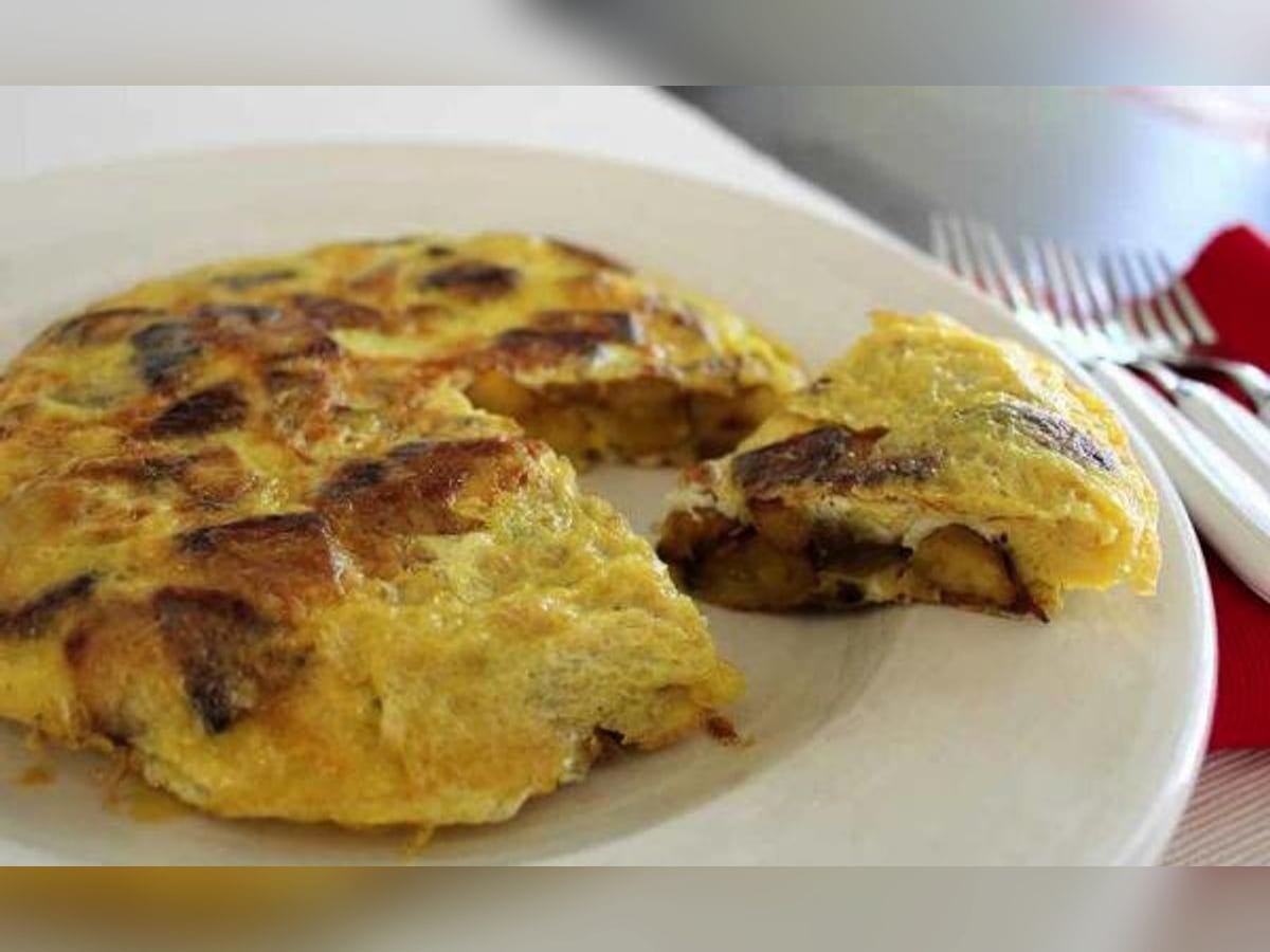 Tortilla de plátano maduro con chorizo desmenuzado, servida entera