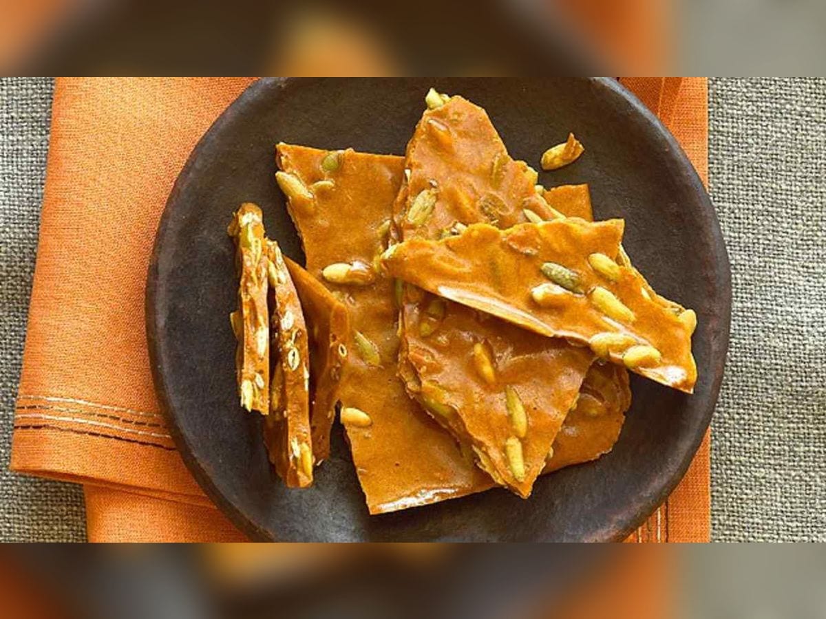 Trozos de turrón crocante de semillas de auyama tostadas cubiertas en papelón, servidos en un plato