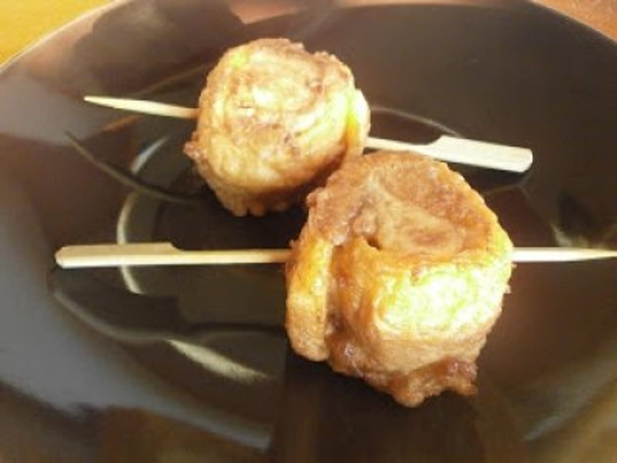 Yoyos zulianos fritos, con el queso envuelto en tajadas de plátano maduro sujetas con un palillo